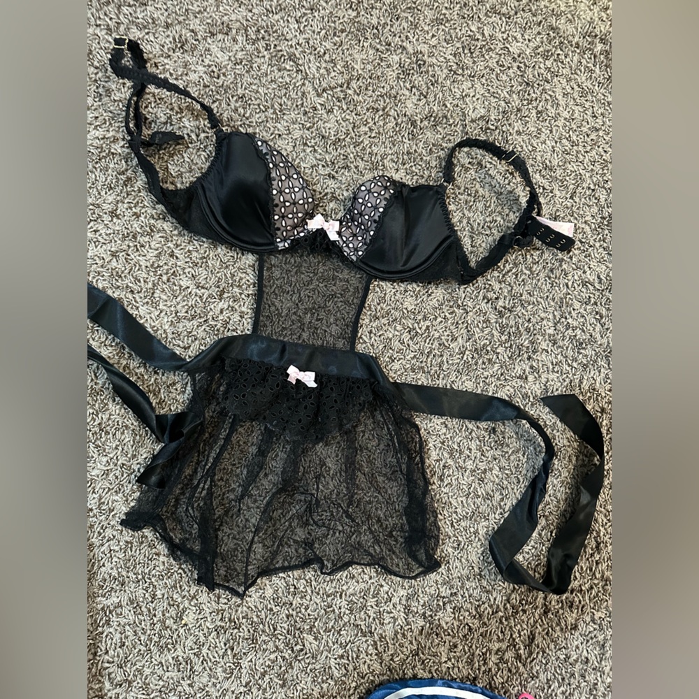 Victoria’s Secret maid lingerie 32B ￼